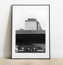 Charger l&#39;image dans la galerie, Supporters de West Ham sur le toit du stade, 1984