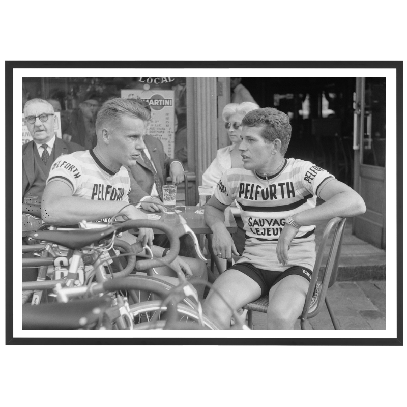 Coureurs en terrasse pendant le Tour de France, 1963