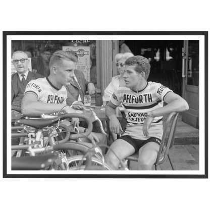 Coureurs en terrasse pendant le Tour de France, 1963