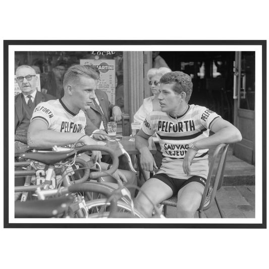 Coureurs en terrasse pendant le Tour de France, 1963