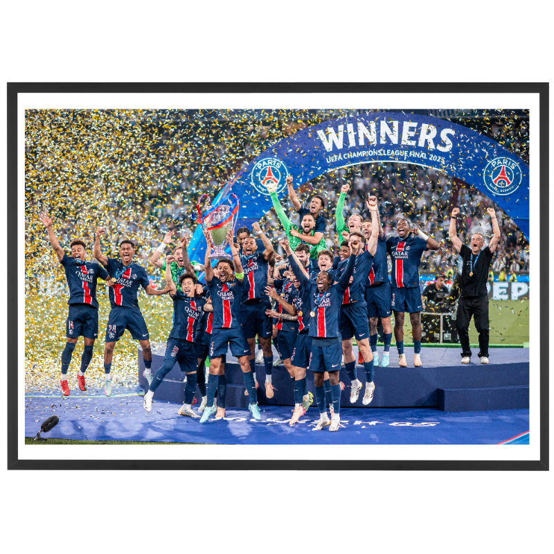 Les Parisiens soulèvent le trophée, Finale 2025