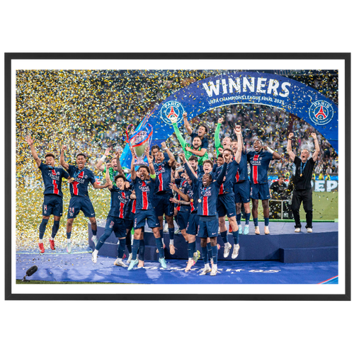 Les Parisiens soulèvent le trophée, Finale 2025