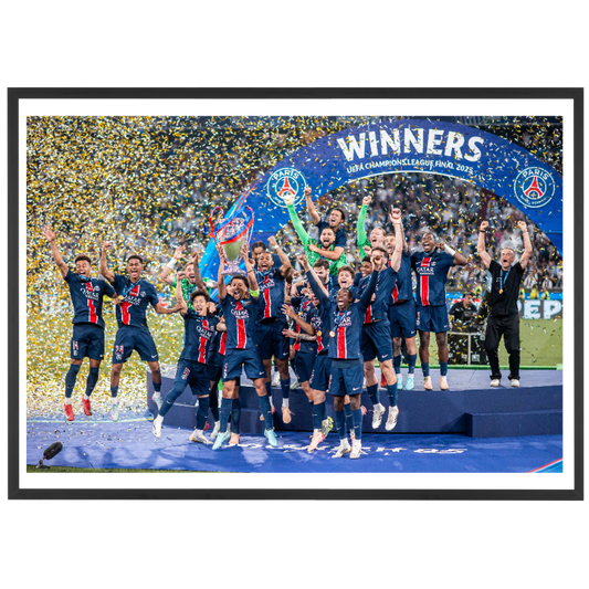 Les Parisiens soulèvent le trophée, Finale 2025
