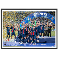 Charger l'image dans la galerie, Les Parisiens soulèvent le trophée, Finale 2025