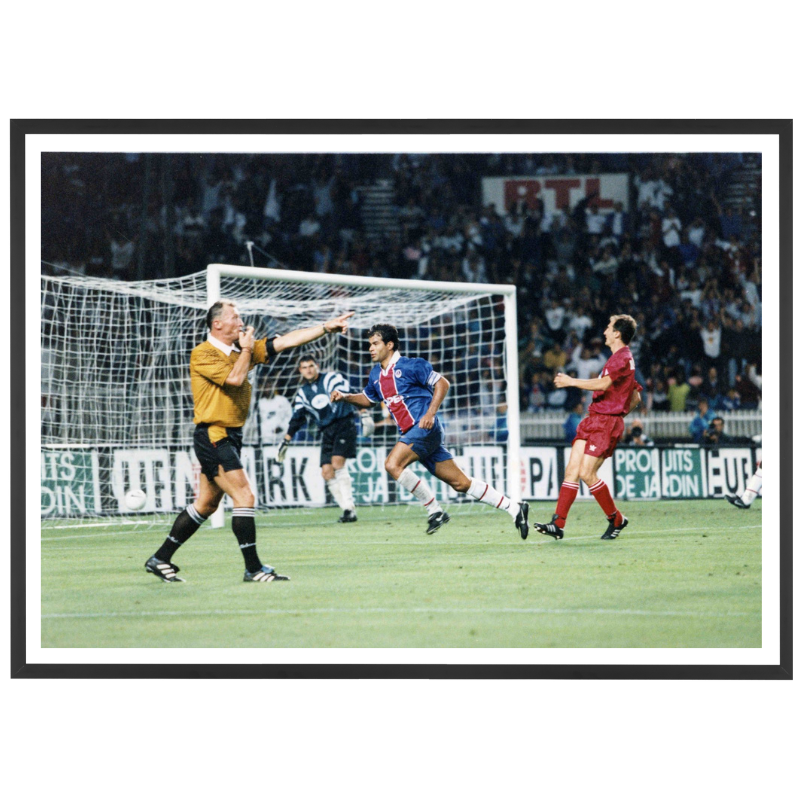 Raï célèbre son but face au Steaua Bucarest, 1997