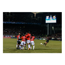 Charger l'image dans la galerie, Coup franc de Juninho contre ManUnited, 2008