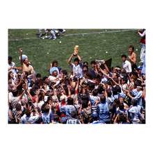 Charger l'image dans la galerie, Maradona avec la coupe du monde, 1986