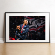 Charger l'image dans la galerie, Mbappé et Neymar célèbrent ensemble, 2019