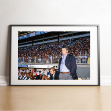 Charger l'image dans la galerie, Rolland Courbis sur le banc de l’OM au Vélodrome, 1997