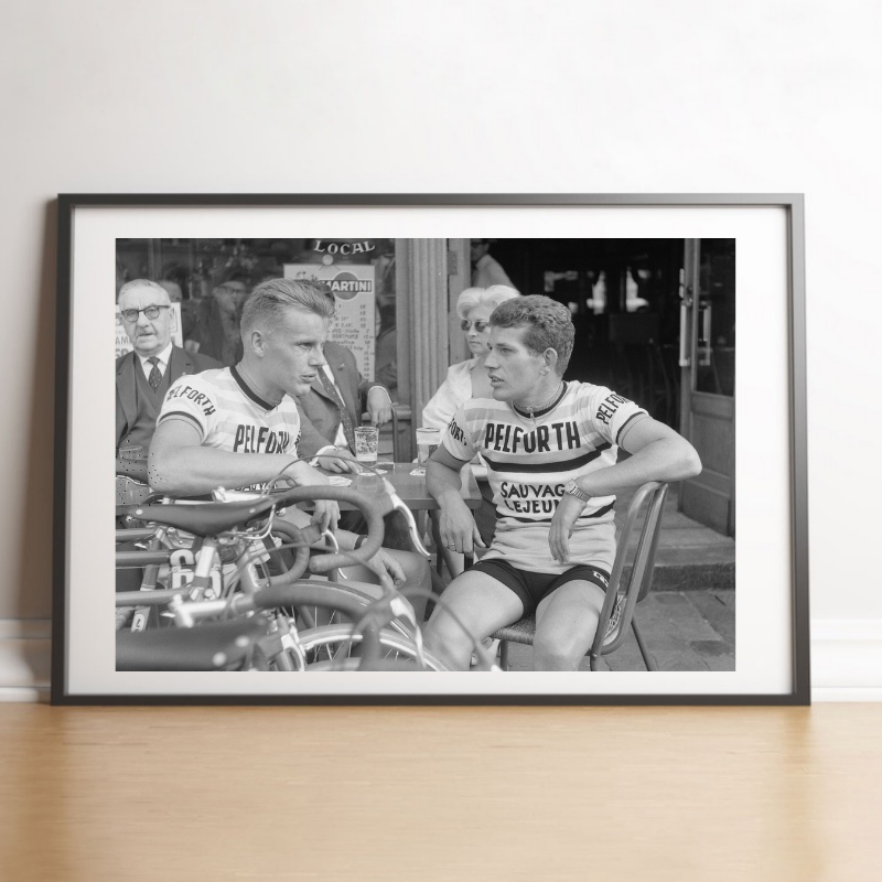 Coureurs en terrasse pendant le Tour de France, 1963