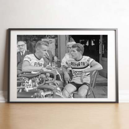 Coureurs en terrasse pendant le Tour de France, 1963