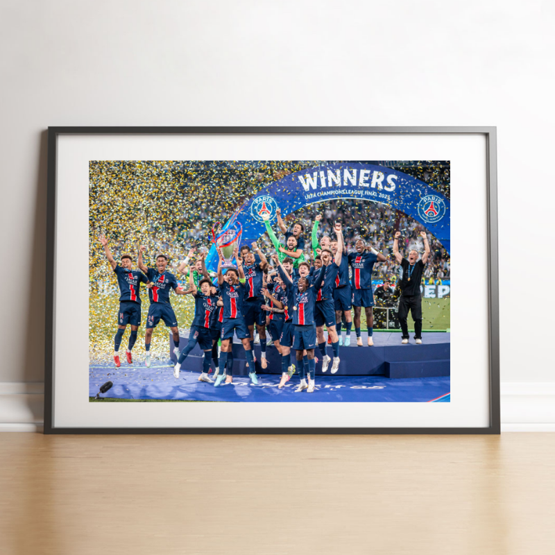 Les Parisiens soulèvent le trophée, Finale 2025