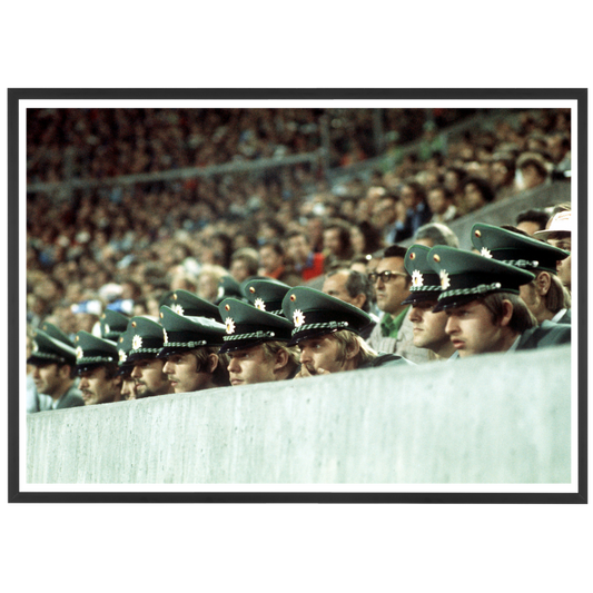 Agenti di polizia tedeschi assistono a una partita della Coppa del Mondo, 1974