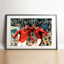 Charger l'image dans la galerie, La joie d’Eric Cantona et David Beckham, 1996