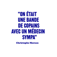 Carica l'immagine nel visualizzatore di Gallery, Tazza con citazione di Moreau: "Un gruppo di amici con un bravo medico" 