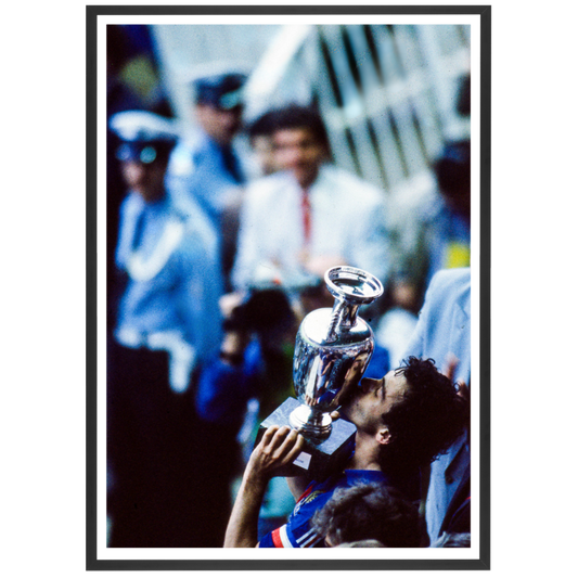 Michel Platini soulève le trophée, Euro 1984
