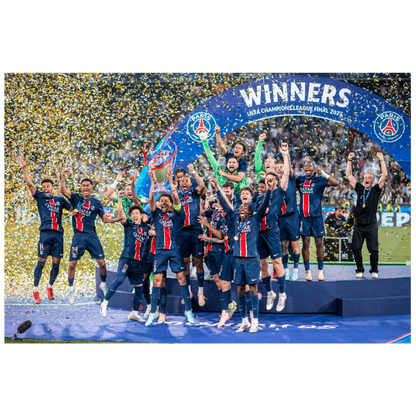 Les Parisiens soulèvent le trophée, Finale 2025