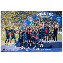 Charger l'image dans la galerie, Les Parisiens soulèvent le trophée, Finale 2025