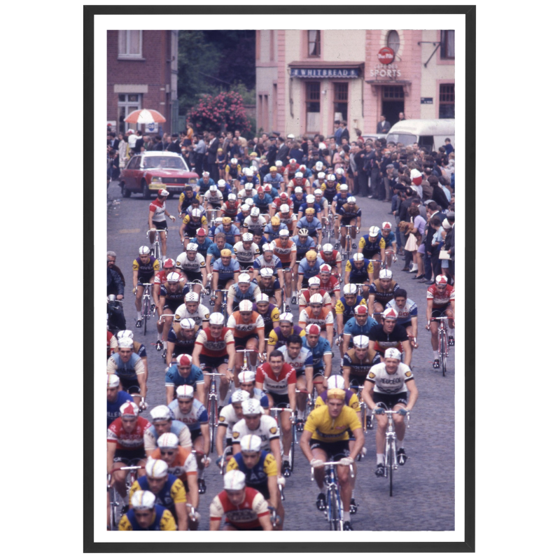 Le peloton traverse Mulhouse lors du Tour de France, 1971