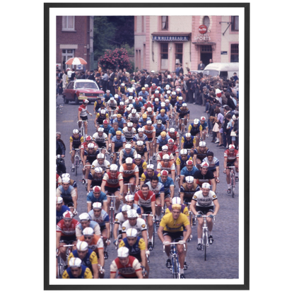 Le peloton traverse Mulhouse lors du Tour de France, 1971