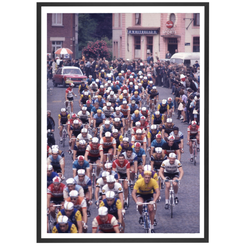 Le peloton traverse Mulhouse lors du Tour de France, 1971
