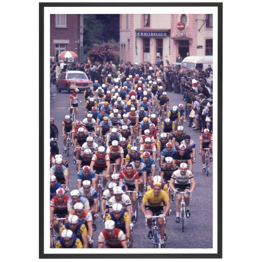 Le peloton traverse Mulhouse lors du Tour de France, 1971