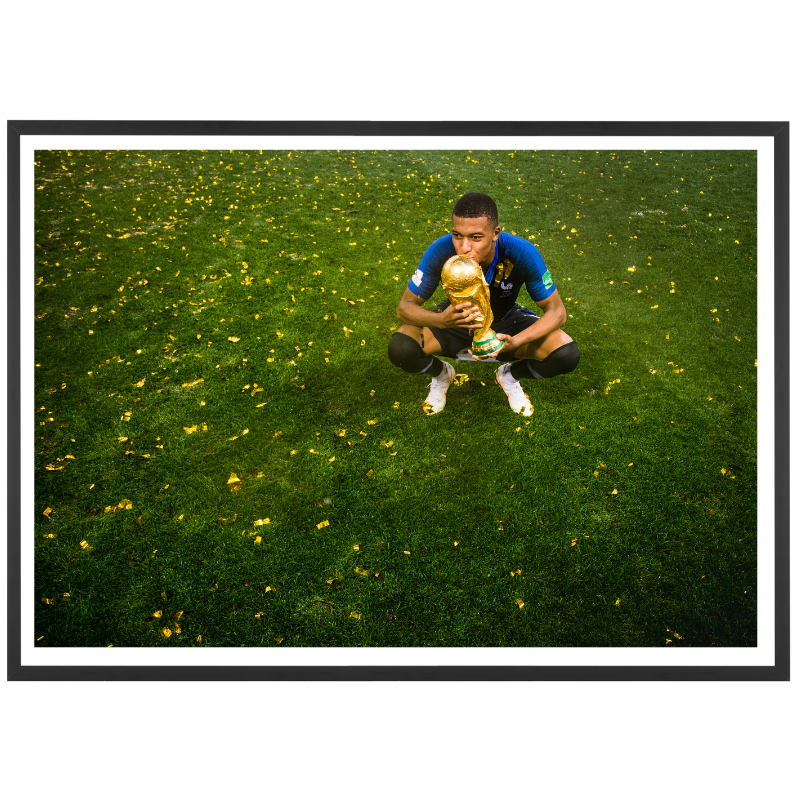 Kylian Mbappé embrasse la coupe du monde, 2018