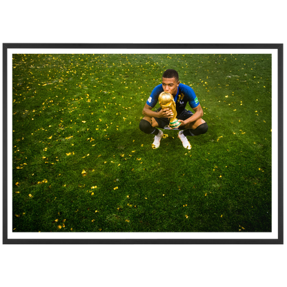 Kylian Mbappé embrasse la coupe du monde, 2018