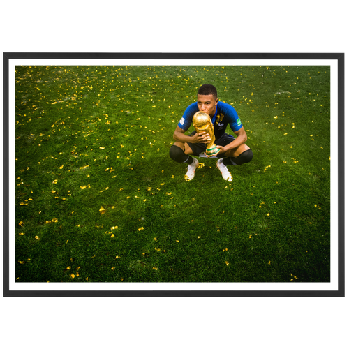 Kylian Mbappé embrasse la coupe du monde, 2018