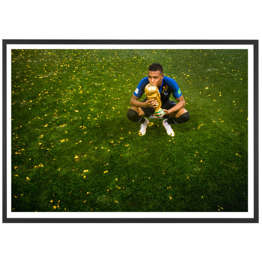 Kylian Mbappé embrasse la coupe du monde, 2018