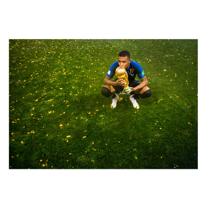 Kylian Mbappé embrasse la coupe du monde, 2018