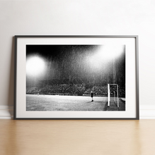 Charger l&#39;image dans la galerie, Gardien sous la pluie et les projecteurs, 1963