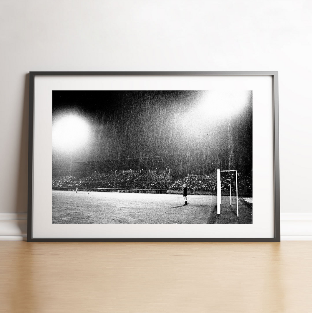 Gardien sous la pluie et les projecteurs, 1963