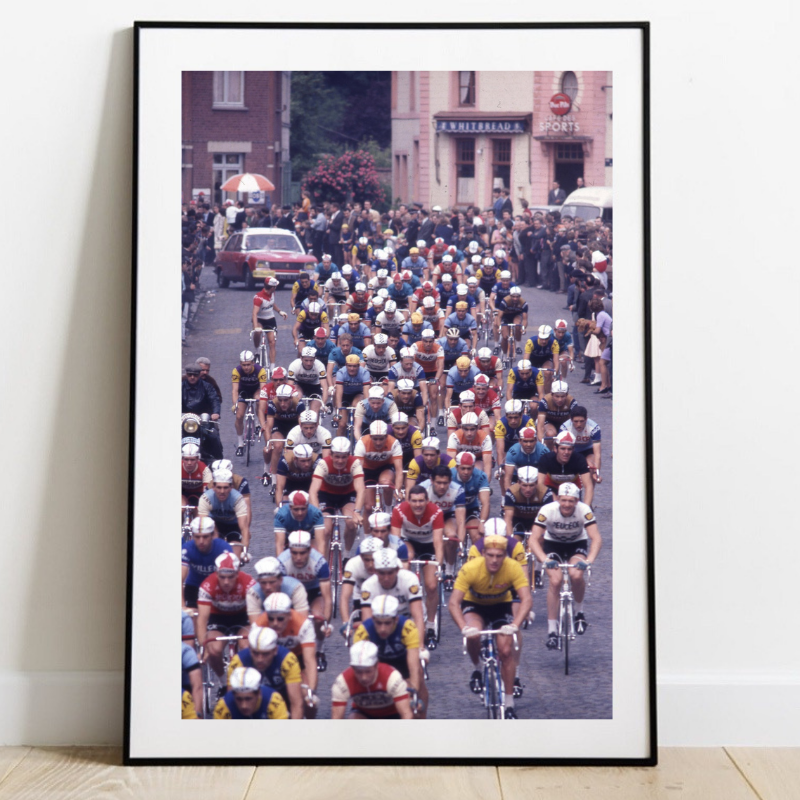 Le peloton traverse Mulhouse lors du Tour de France, 1971