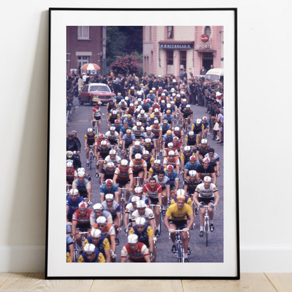 Le peloton traverse Mulhouse lors du Tour de France, 1971