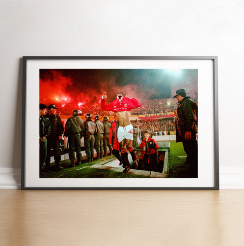 Paul Ince enters the hell of the Galatasaray stadium, 1993