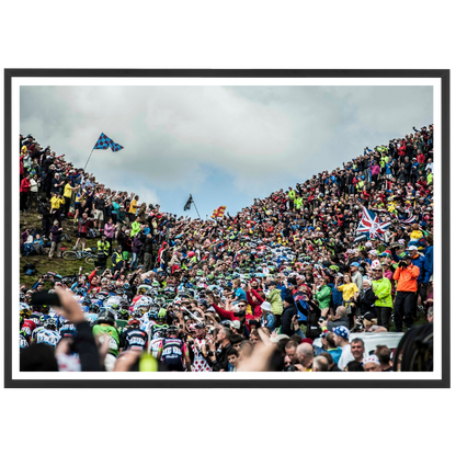 Peloton au milieu du public, Tour de France 2014