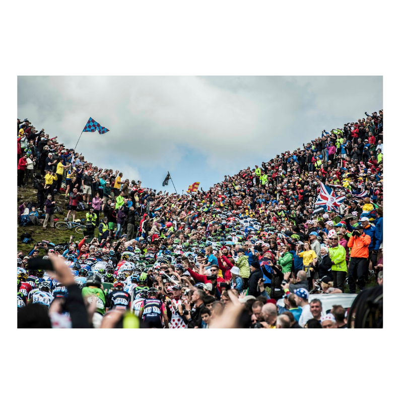 Peloton au milieu du public, Tour de France 2014