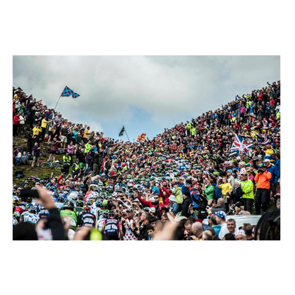 Peloton au milieu du public, Tour de France 2014
