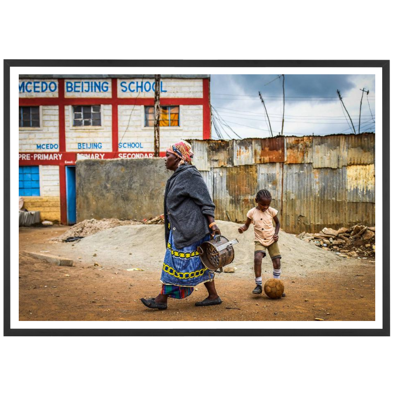 Enfant kenyan jouant dans les rues de Nairobi, 2015