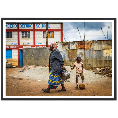 Enfant kenyan jouant dans les rues de Nairobi, 2015