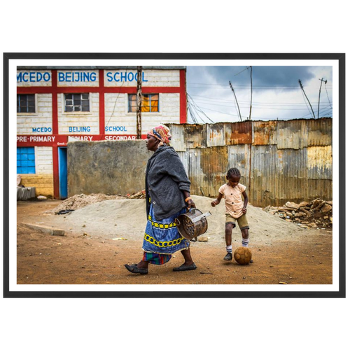 Enfant kenyan jouant dans les rues de Nairobi, 2015
