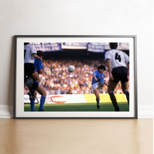 Charger l'image dans la galerie, Diego Maradona au coup franc, Napoli 1989