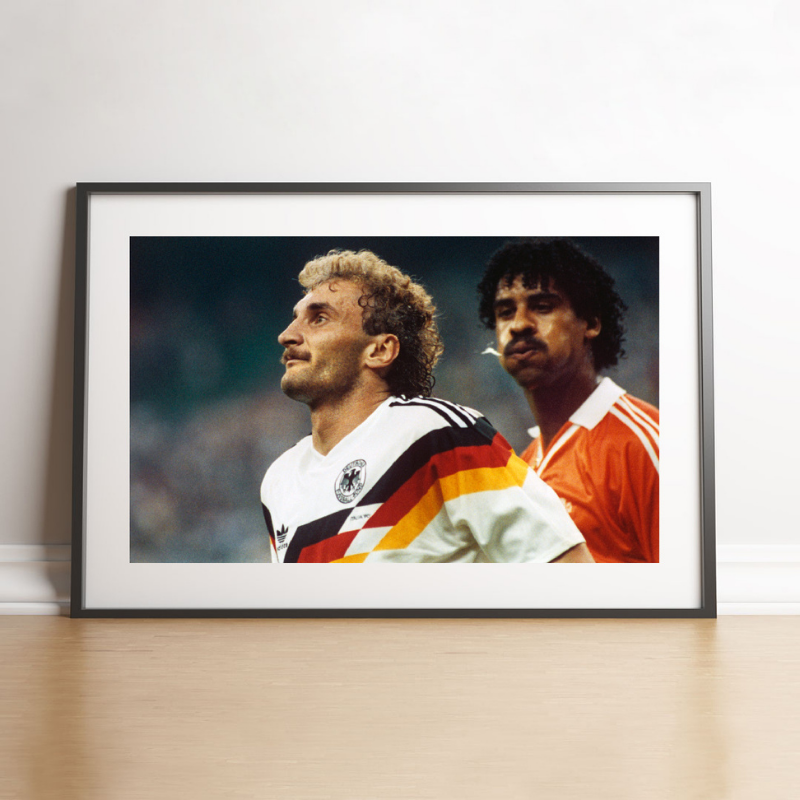 Il famigerato incidente di sputi di Rijkaard che coinvolse Völler, 1990