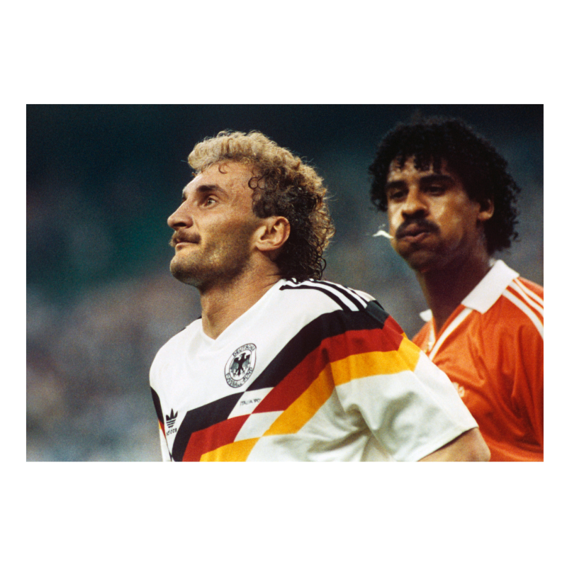 Il famigerato incidente di sputi di Rijkaard che coinvolse Völler, 1990