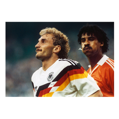 Il famigerato incidente di sputi di Rijkaard che coinvolse Völler, 1990