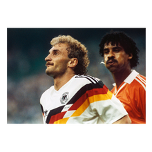 Charger l'image dans la galerie, Le fameux crachat de Rijkaard sur Völler, 1990