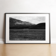 Charger l'image dans la galerie, Une cage de but au milieu des montagnes italiennes, 2005