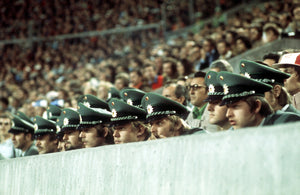 Policiers allemands assistant à un match de coupe du monde, 1974