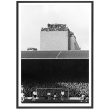 Charger l'image dans la galerie, Supporters de West Ham sur le toit du stade, 1984